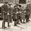 Kongefamilien venter på innspurten på 17 km langrenn, 1922-2. Foto: Sport & General, Press Agency, London, De kongelige samlinger.